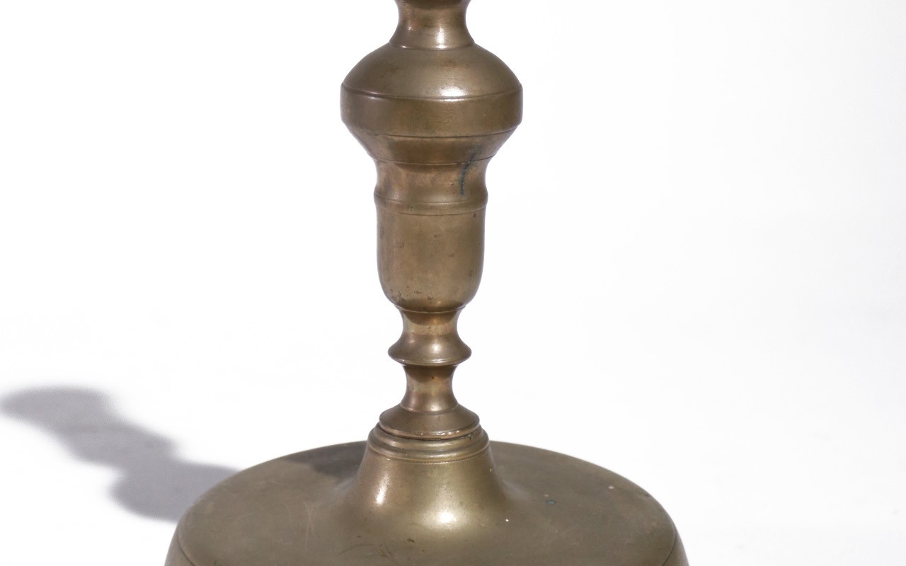 Grote Spaanse messing kandelaar met lage klokvoet circa 1680-1730 – foto 1