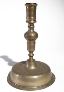 Grote Spaanse messing kandelaar met lage klokvoet circa 1680-1730 – foto 3