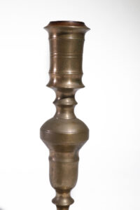 Grote Spaanse messing kandelaar met lage klokvoet circa 1680-1730 – foto 4