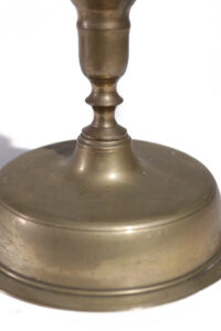 Grote Spaanse messing kandelaar met lage klokvoet circa 1680-1730 – foto 5