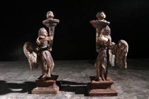Spaanse 17e-eeuwse gesneden houten engel kandelaar – foto 10