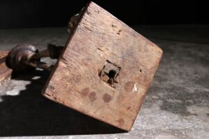 Spaanse 17e-eeuwse gesneden houten engel kandelaar – foto 14
