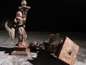 Spaanse 17e-eeuwse gesneden houten engel kandelaar – foto 16