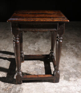 17e-eeuwse eiken joint stool met gedraaide poten – foto 2