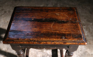 17e-eeuwse eiken joint stool met gedraaide poten – foto 3