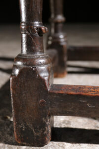 17e-eeuwse eiken joint stool met gedraaide poten – foto 5