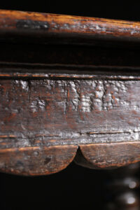 17e-eeuwse eiken joint stool met gedraaide poten – foto 6