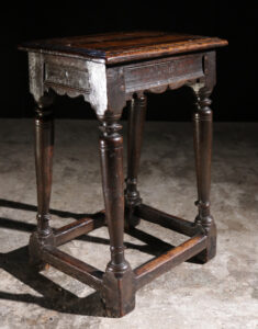 17e-eeuwse eiken joint stool met gedraaide poten – foto 7