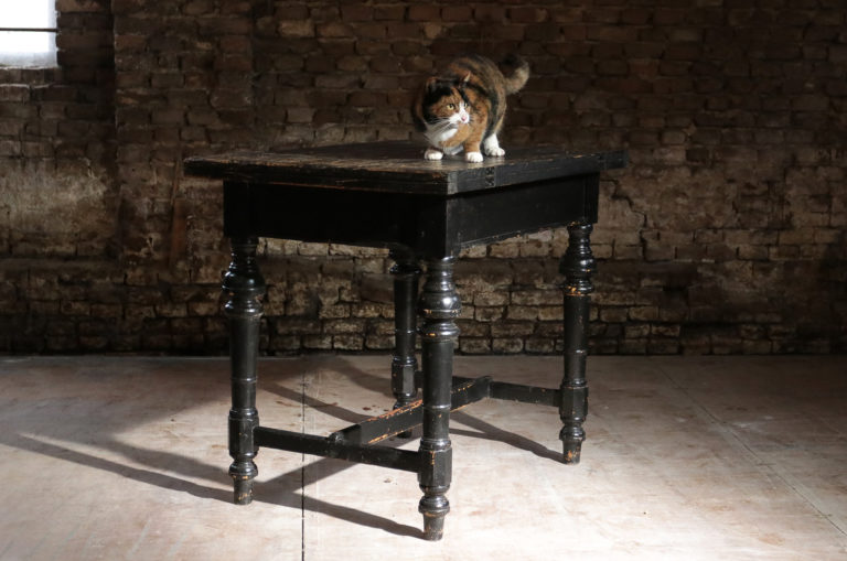 Brocante zwarte bolpoot tafel met 2 maten blad
