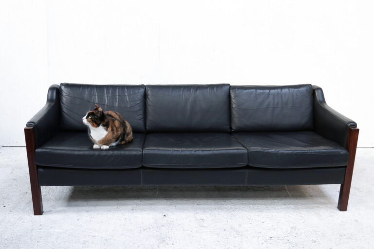 Black leather Gelderland three-seater sofa 1960s