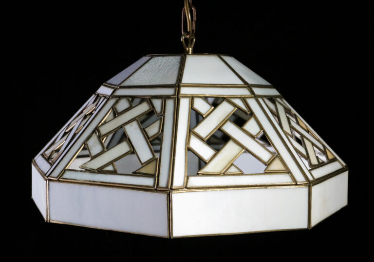 Geometrische Oude Tiffany Stijl Opaline en messing hanglamp