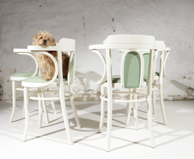 4 witte Thonet stijl armstoelen met groene bekleding