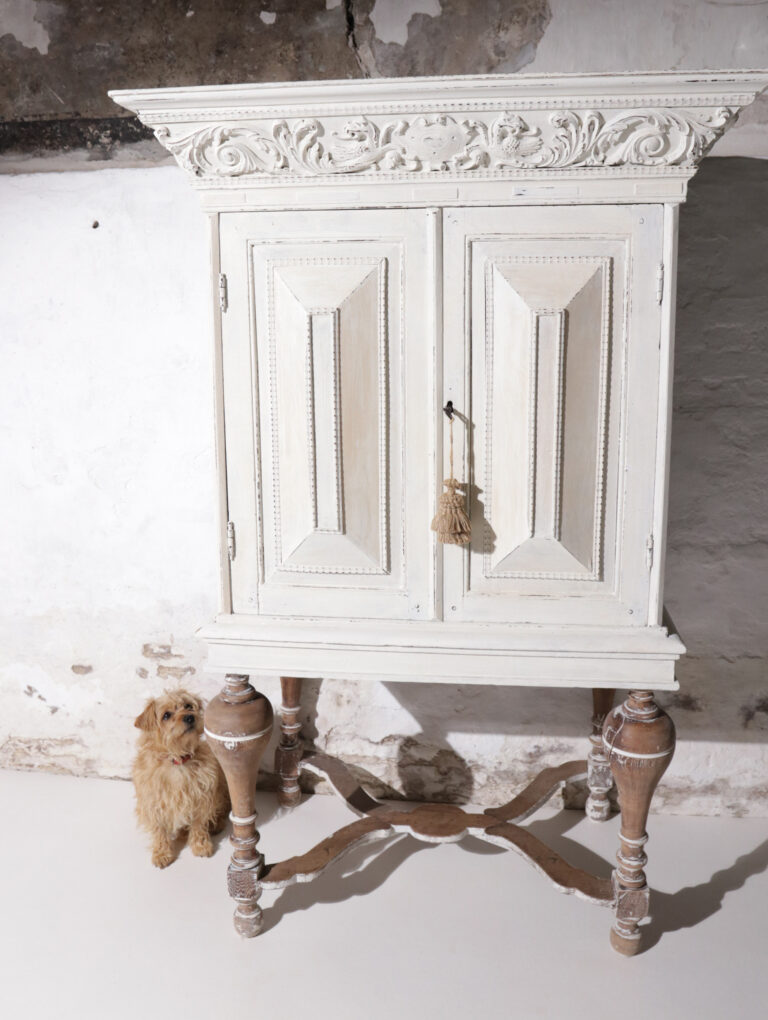 Rare Small 17th century Dutch (Nursery) Cushion cabinet Oak White painted