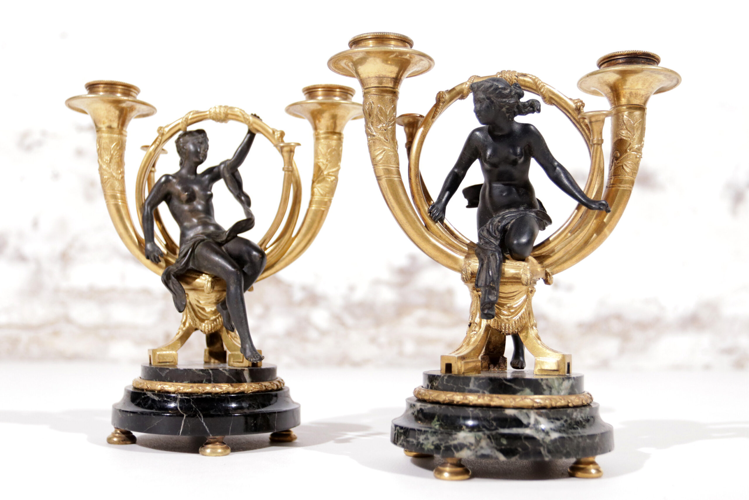 Paar Franse Empire kandelaars verguld brons 1810 – foto 1
