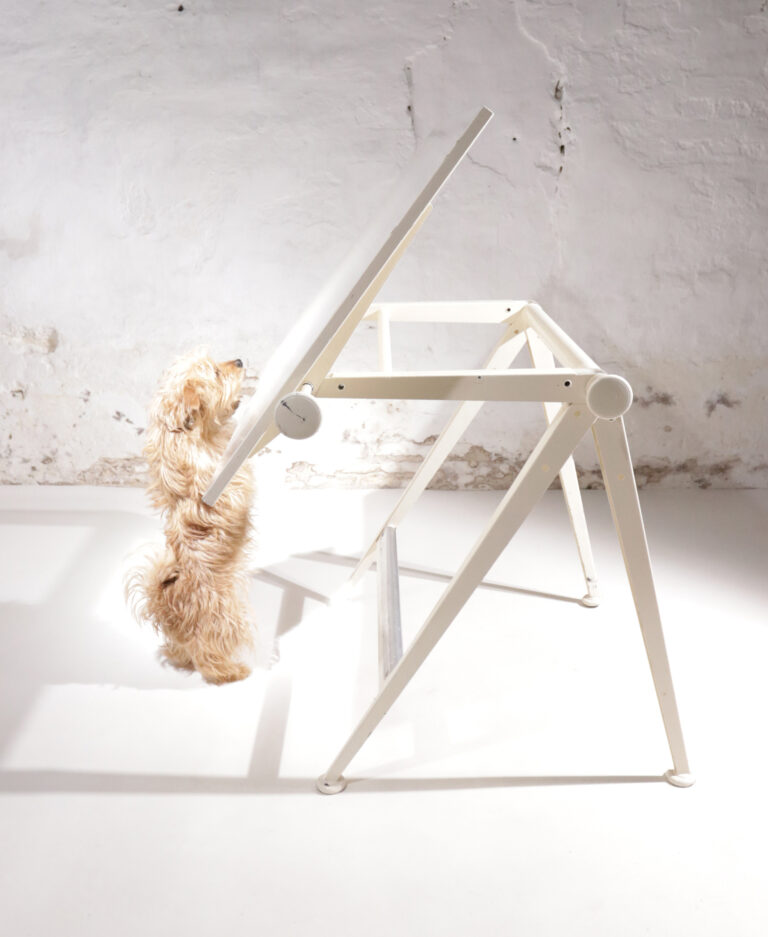 Reply Friso Kramer – Wim Rietveld tekentafel Ahrend de Cirkel Crèmekleur