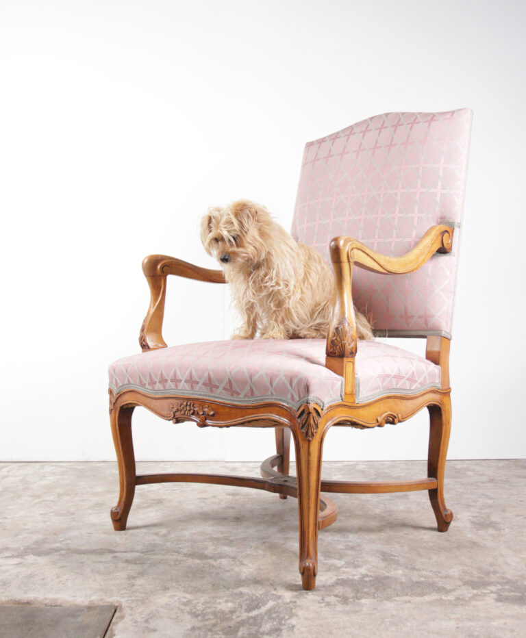 Klassieke Fauteuil Notenhout en Grijs Rose bekleding
