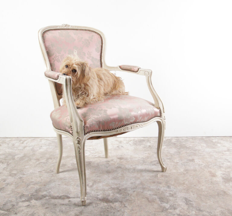 Vintage Franse Chateau stijl Salonstoel Fauteuil Roze Zijde brokaat