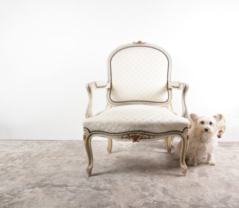Vintage Franse Chateau stijl Salonstoel Fauteuil Cremekleurig