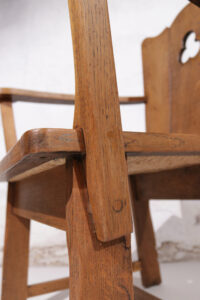 Paar brutalist eiken troonstoelen biezen zitting jaren 30 – foto 4