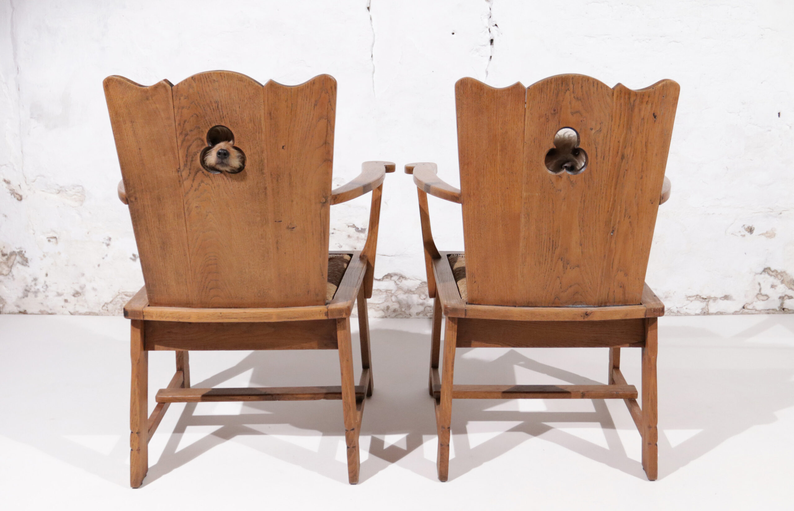 Paar brutalist eiken troonstoelen biezen zitting jaren 30 – foto 1