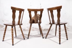 Mid-century brutalist stoel met boogvormige uitsparingen en gedraaide poten – foto 1