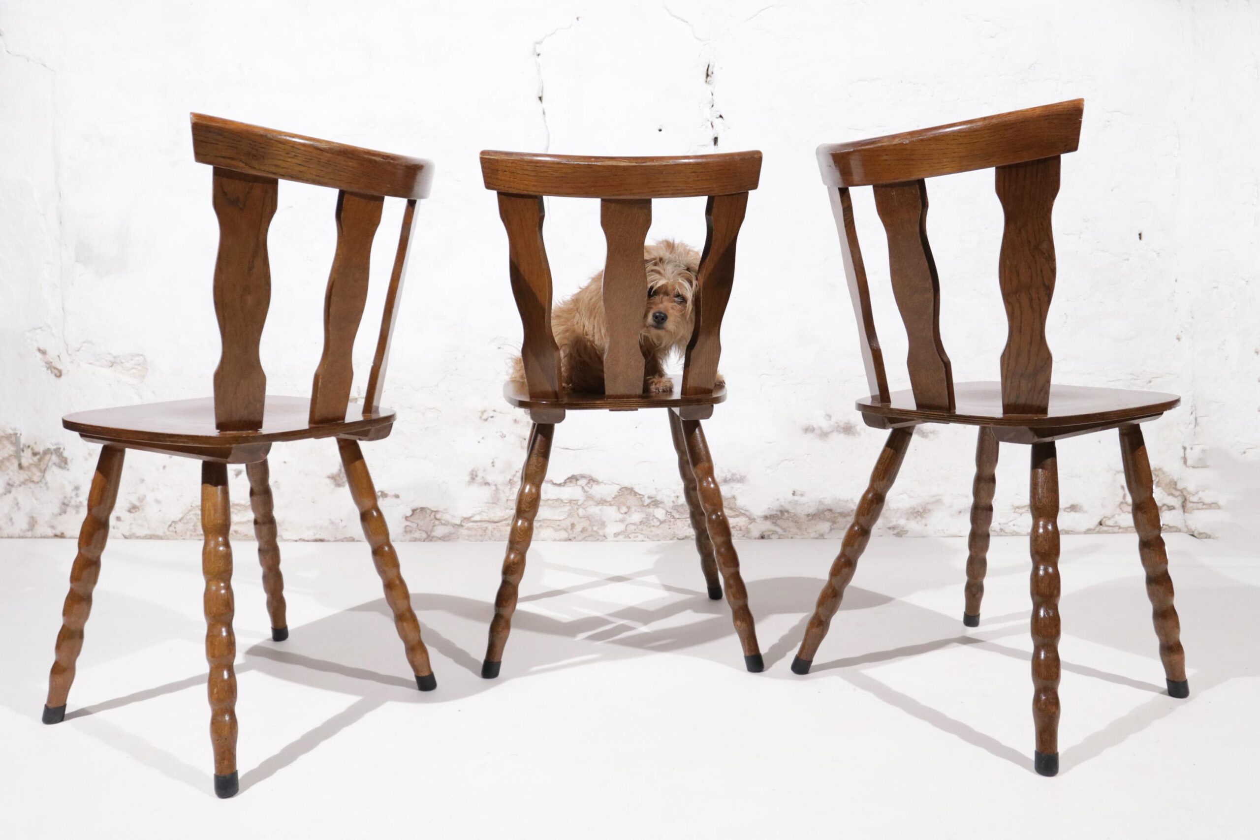 Mid-century brutalist stoel met boogvormige uitsparingen en gedraaide poten – foto 1