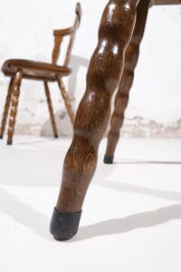 Mid-century brutalist stoel met boogvormige uitsparingen en gedraaide poten – foto 11