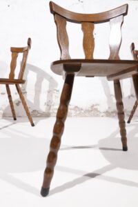 Mid-century brutalist stoel met boogvormige uitsparingen en gedraaide poten – foto 12