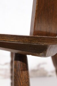 Mid-century brutalist stoel met boogvormige uitsparingen en gedraaide poten – foto 18