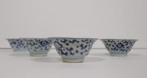 Set van 4 Chinese blauw-wit kommen met lotusranken – foto 1