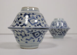 Set van 4 Chinese blauw-wit kommen met lotusranken – foto 2