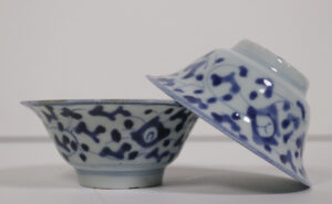 Set van 4 Chinese blauw-wit kommen met lotusranken – foto 3