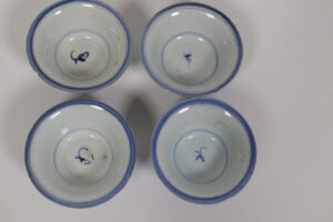 Set van 4 Chinese blauw-wit kommen met lotusranken – foto 4
