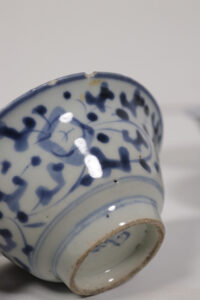 Set van 4 Chinese blauw-wit kommen met lotusranken – foto 5
