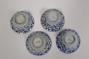 Set van 4 Chinese blauw-wit kommen met lotusranken – foto 7