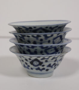 Set van 4 Chinese blauw-wit kommen met lotusranken – foto 9