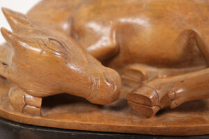 Balinees houtsnijwerk slapend reekalf art deco – foto 5