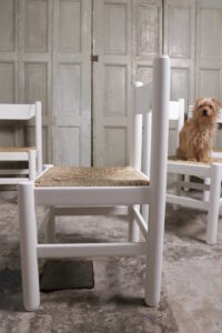 Witte biezen eetkamerstoelen Vico Magistretti Perriand stijl jaren 70 – foto 9