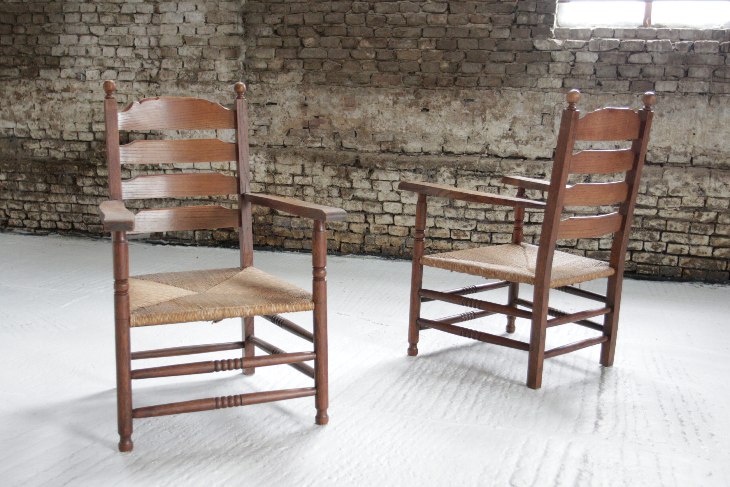 Hollandse eiken ladderback fauteuil met biezen zitting jaren 30 – foto 1