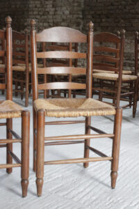 Oude Hollandse eiken ladderback eetkamerstoel met biezen zitting – foto 11