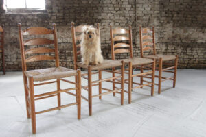 Oude Hollandse eiken ladderback stoel met biezen zitting – foto 2
