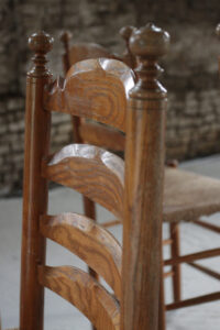 Oude Hollandse eiken ladderback stoel met biezen zitting – foto 16