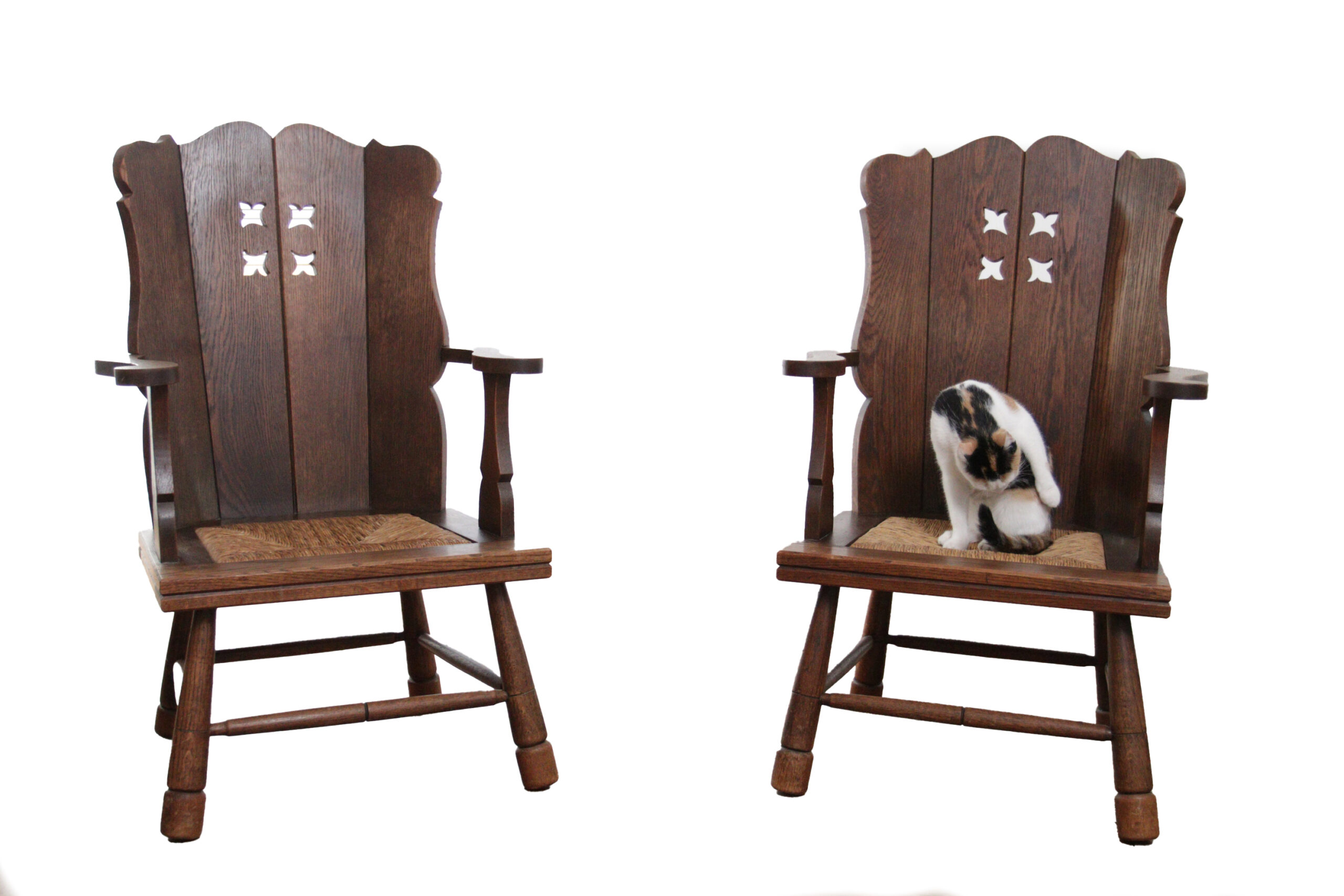 Brutalist eiken loungestoel met biezen zitting circa 1935 – foto 1