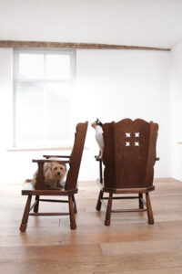 Brutalist eiken loungestoel met biezen zitting circa 1935 – foto 2