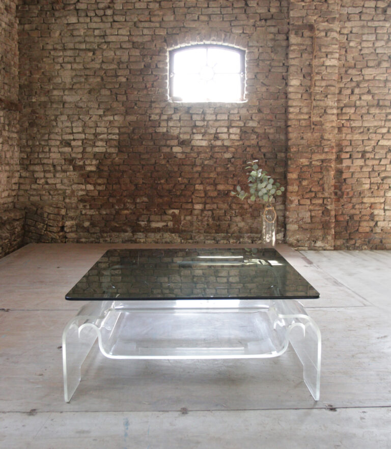 Space age Plexiglas salontafel met rooklazen blad ’70