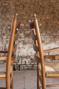 Hollandse eiken ladderback armstoel met biezen zitting – foto 10