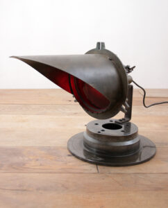 Antieke bronzen sluislamp Tiel rood signaalglas – foto 4