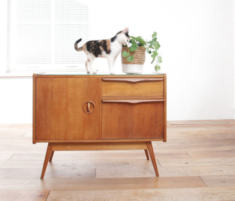Vintage Design berken kastje / dressoirtje jaren 60