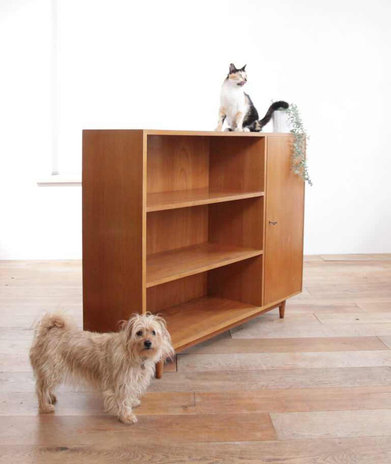 Duurzaamheid ontmoet Stijl: Vintage Highboard met Teakhout Fineer