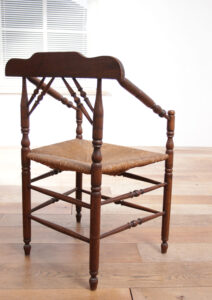 Antieke Hollandse eiken armstoel biezen zitting – foto 14